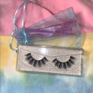 💜False strip eyelashes (HBIC💅🏾)